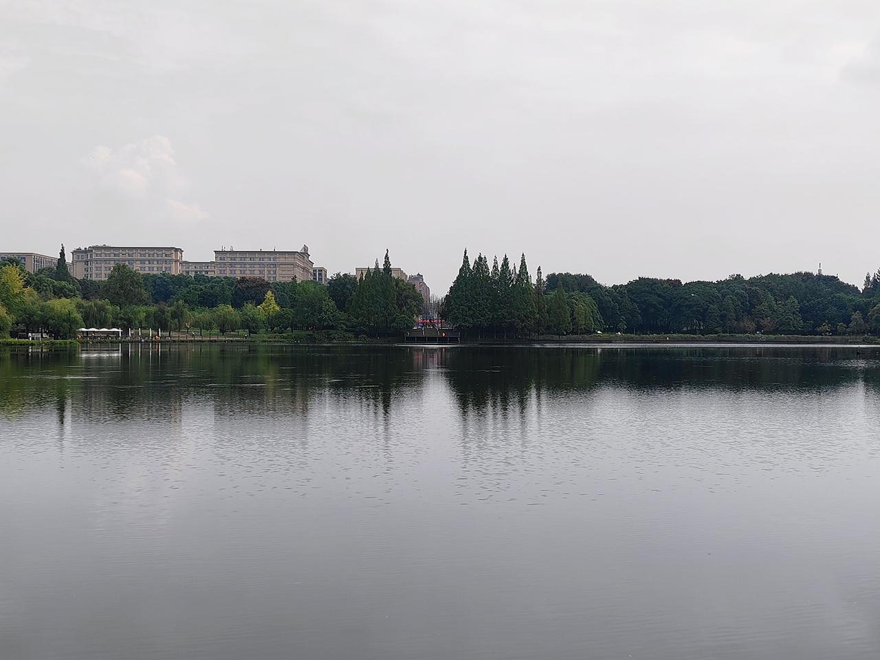 双流公园大草坪最近真的刷爆朋友圈，完全是成都藏着的城市“小阿勒泰”。黄水镇石院