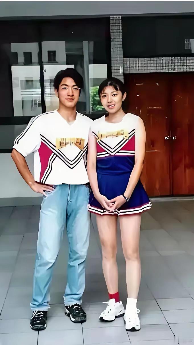 台湾省台北市市长蒋万安读高中时，与同学然后成为了妻子的石舫亘的合影。​​​