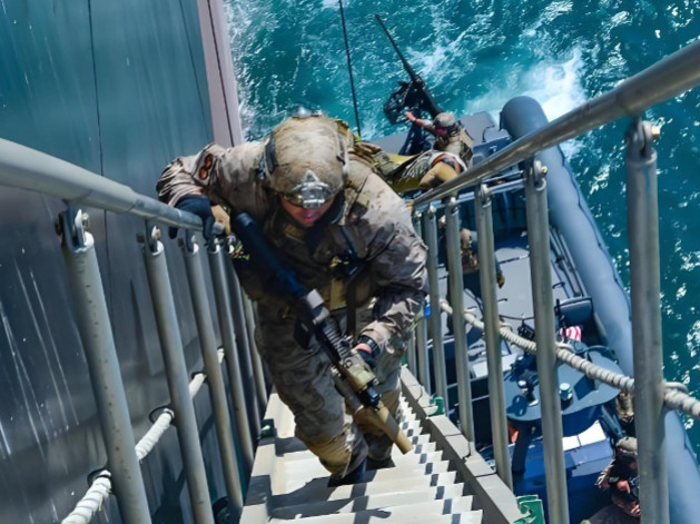 美军特种部队强行登上一艘赴伊朗的货轮，这是要干啥啊？这事发生在今年11月，是在印