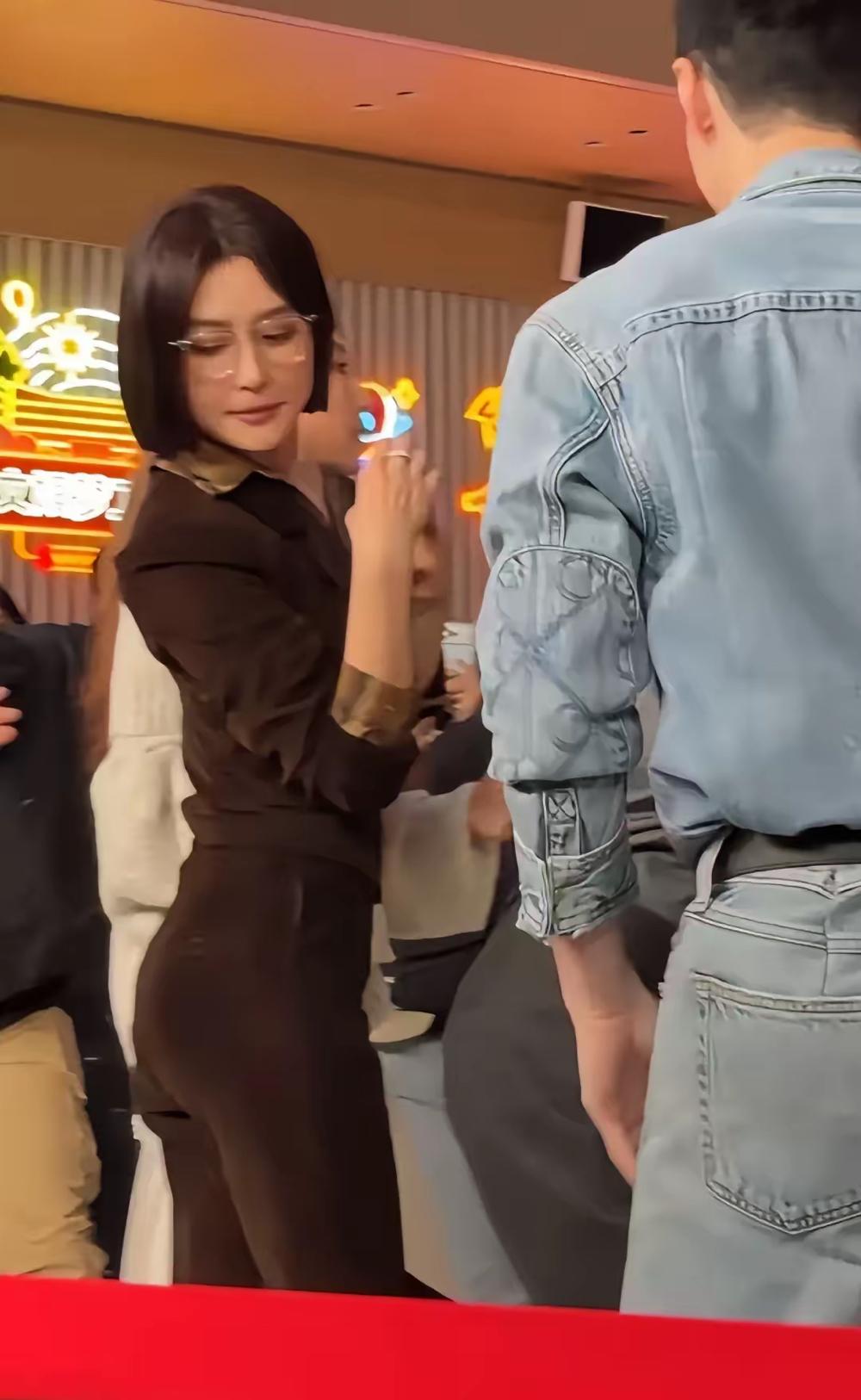 大家有没有发现秦岚现在是越来越刻意秀身材了自从前几年网友夸她保养有方，身材好