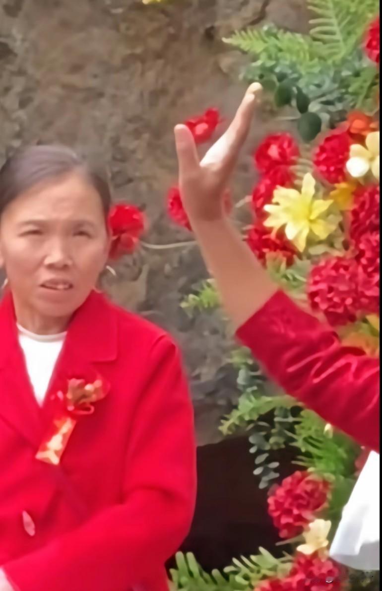 行了，快上肘子吧！亲家母：显得你还以为是新娘妈妈原来是婆婆，婆媳长得一模
