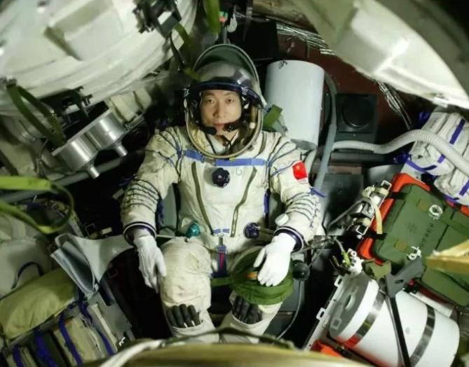 就在今天！400公里高空，中国空间站里，神舟二十三号乘组朱杨柱、张志远、黎家盈正