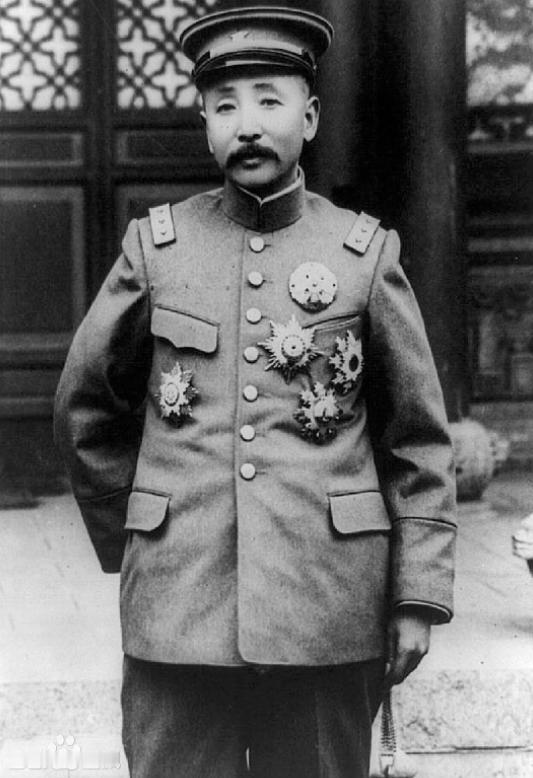 1894年，张作霖去于六家喝酒，中途于六去放水，谁知于六的小老婆二兰子突然拼命靠