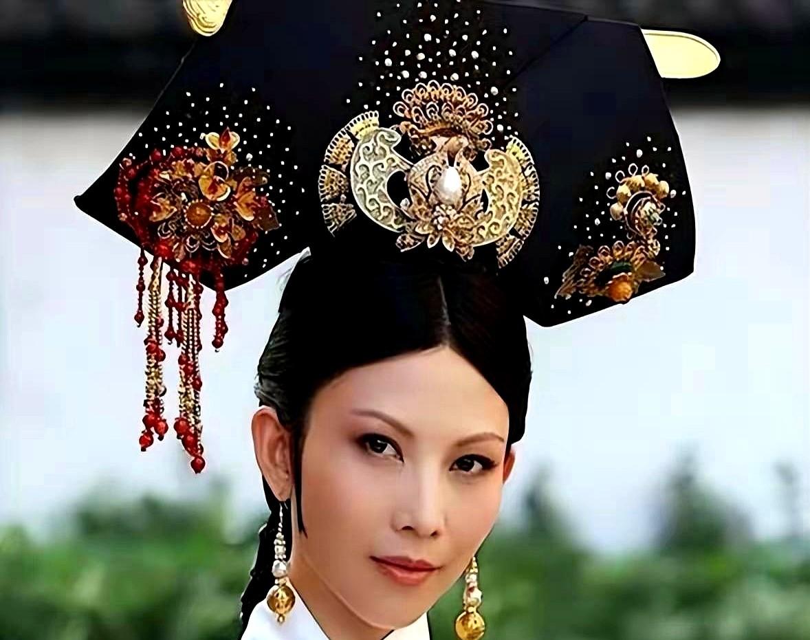 郑晓龙拍《甄嬛传》时，曾因蔡少芬的港普头疼。蔡少芬现场用粤语对戏，陈建斌得等