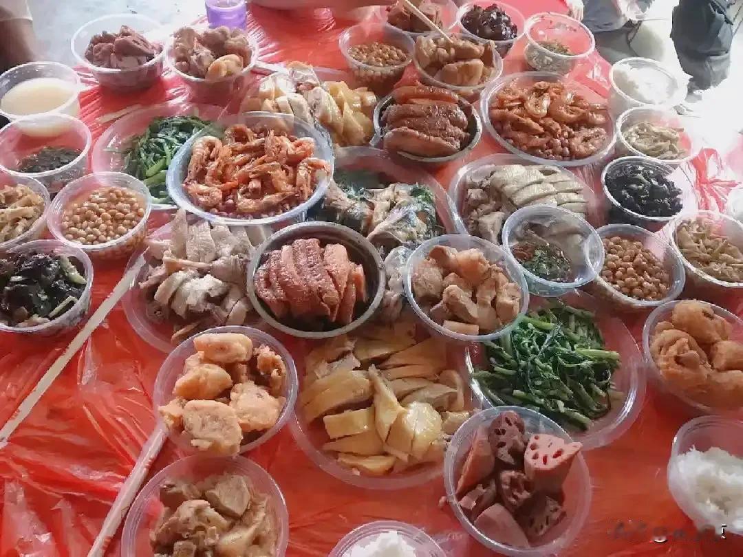 讹诈成功了？湖南浏阳，有一男子举办乔迁喜宴，同村的一位村民未受邀请就自行前来