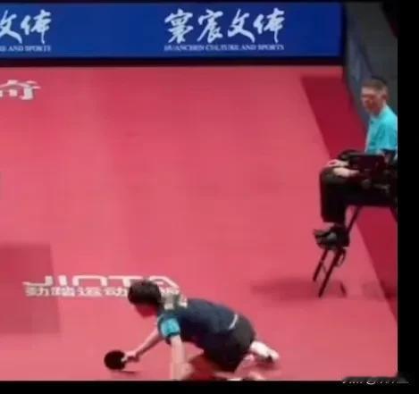 乒超意外事故！上海地产与安徽中程对打，许昕与温瑞博单打比赛的时候，温瑞博意外受