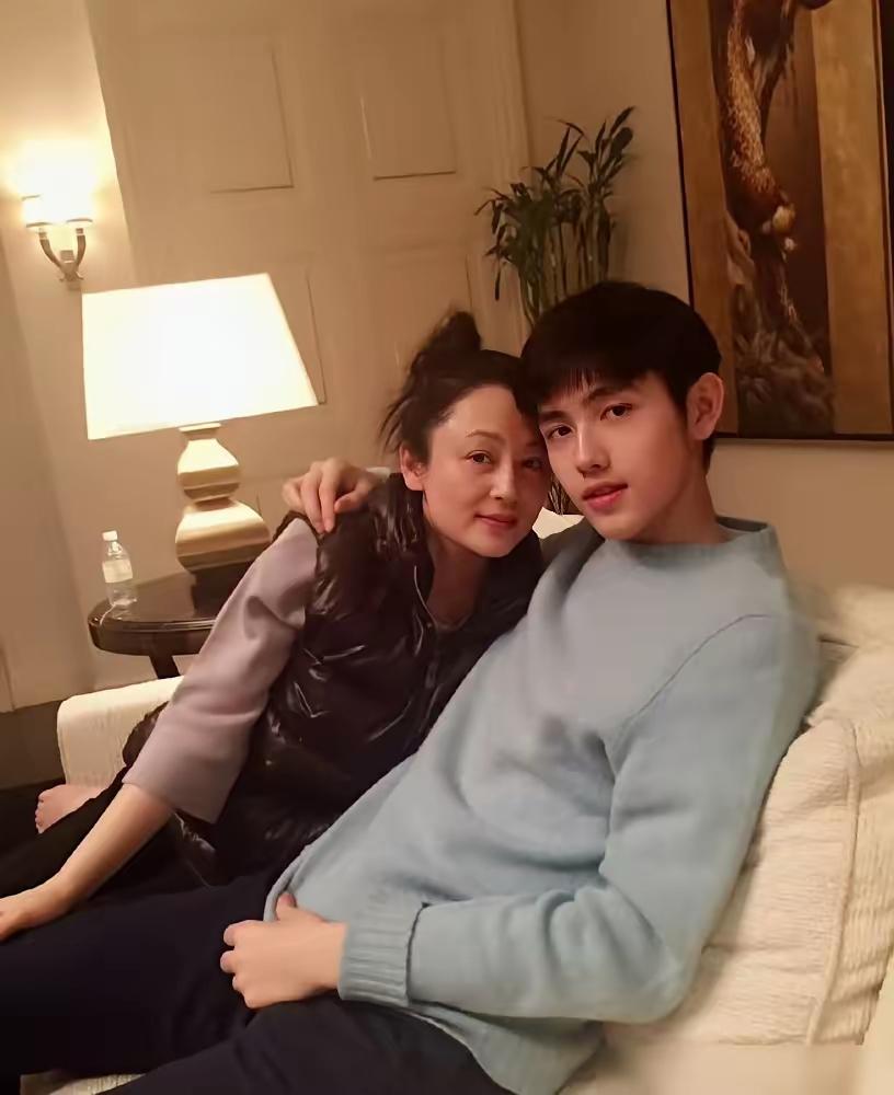 刷到陈飞宇25岁的偶遇照，差点划过去——这真的是他？印象里他一直是"小陈凯