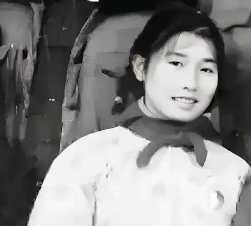 1969年，19岁女知青黄丽萍隐瞒自己是开国将军黄思深女儿的身份，自愿前往北大荒