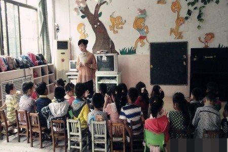 幼儿园老师拍了张孩子照片发群里, 家长一片质问声