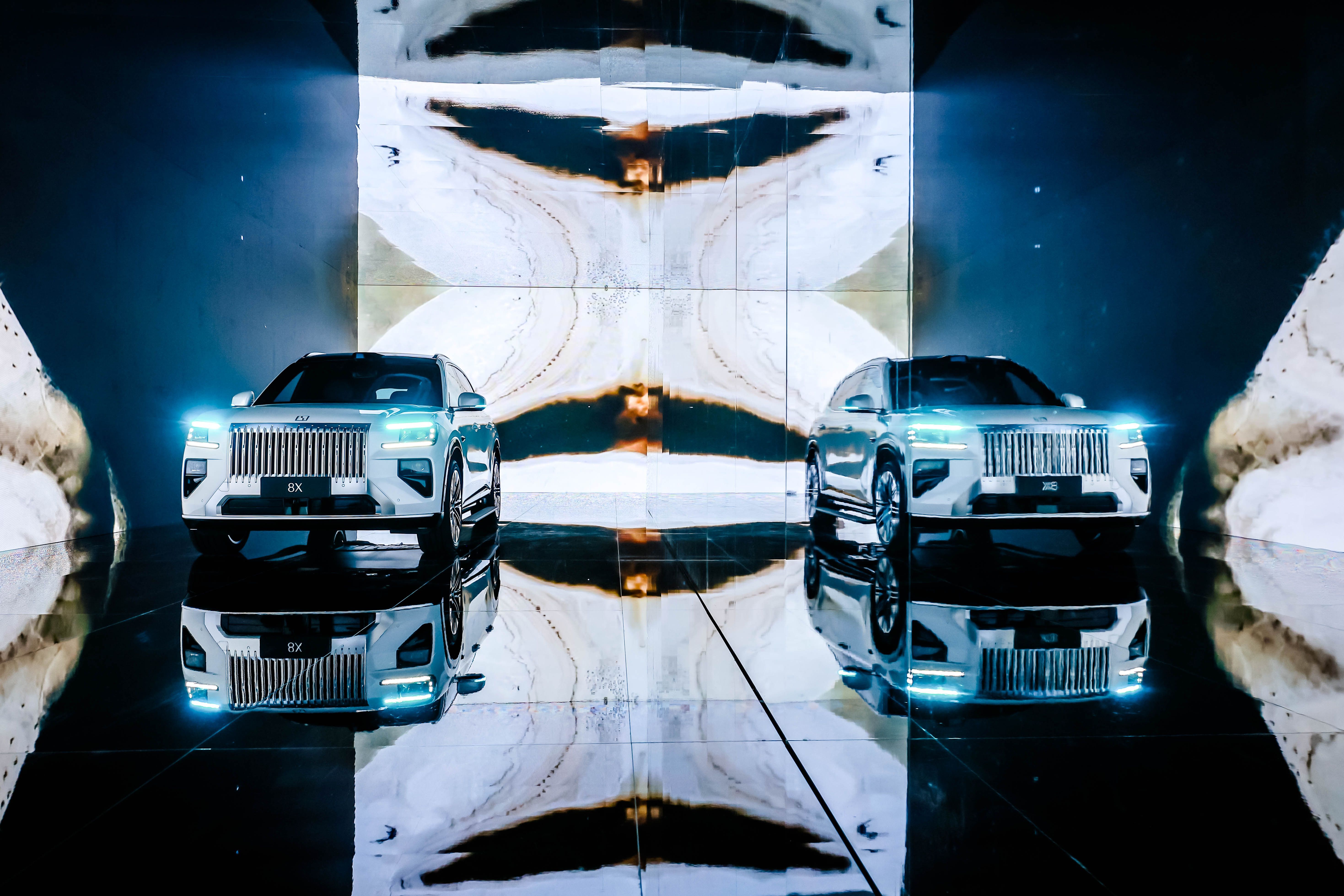 今天极氪8X开的这个发布会，实际上是技术发布会+预售发布会，信息量非常大先是大云