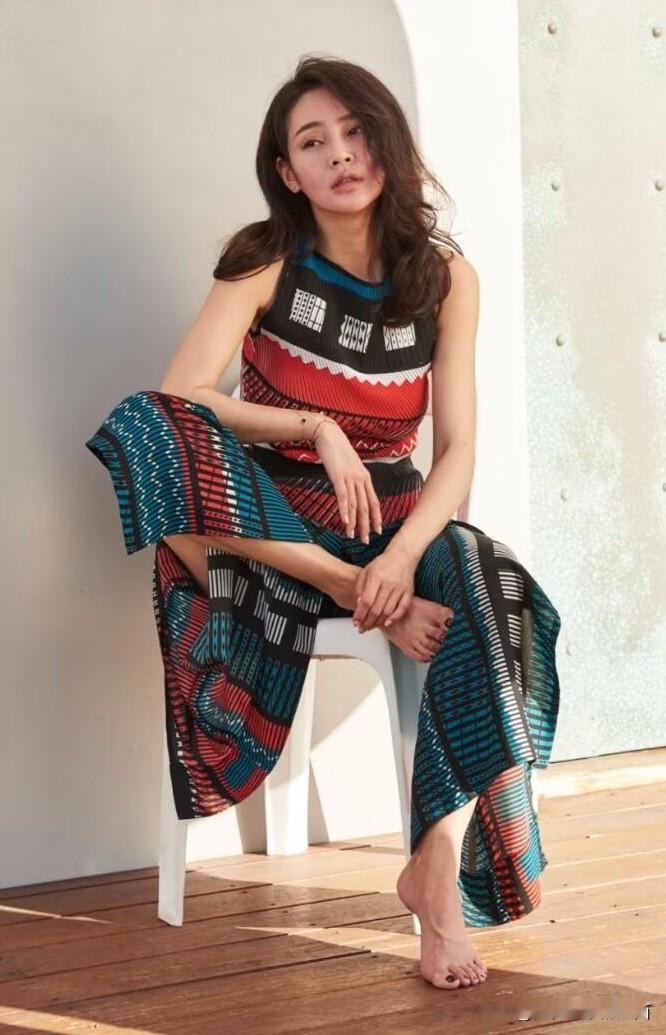 如果于明加的脚上不涂指甲油，估计她看着会更加有气质一些。一直以来不怎么欣赏的来