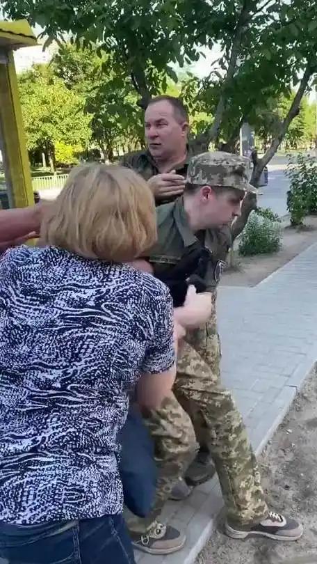 欧盟国家是为了乌克兰而战吗？错了，他们是为了欧元而战，美国是为了乌克兰而战吗？错