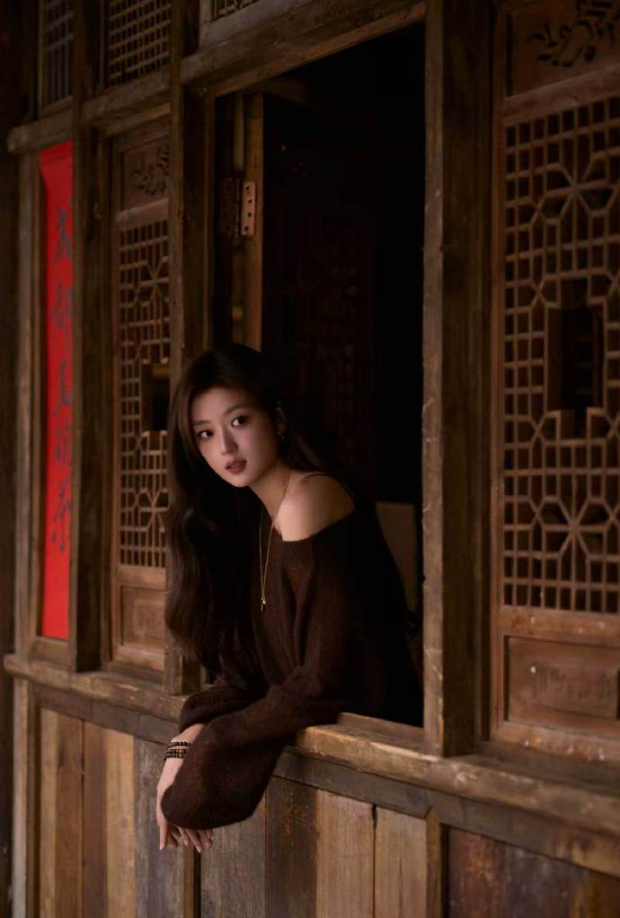 孙千露肩针织温柔知性秋日庭院大片来袭，孙千身着深棕露肩针织，软糯面料自带慵懒松弛