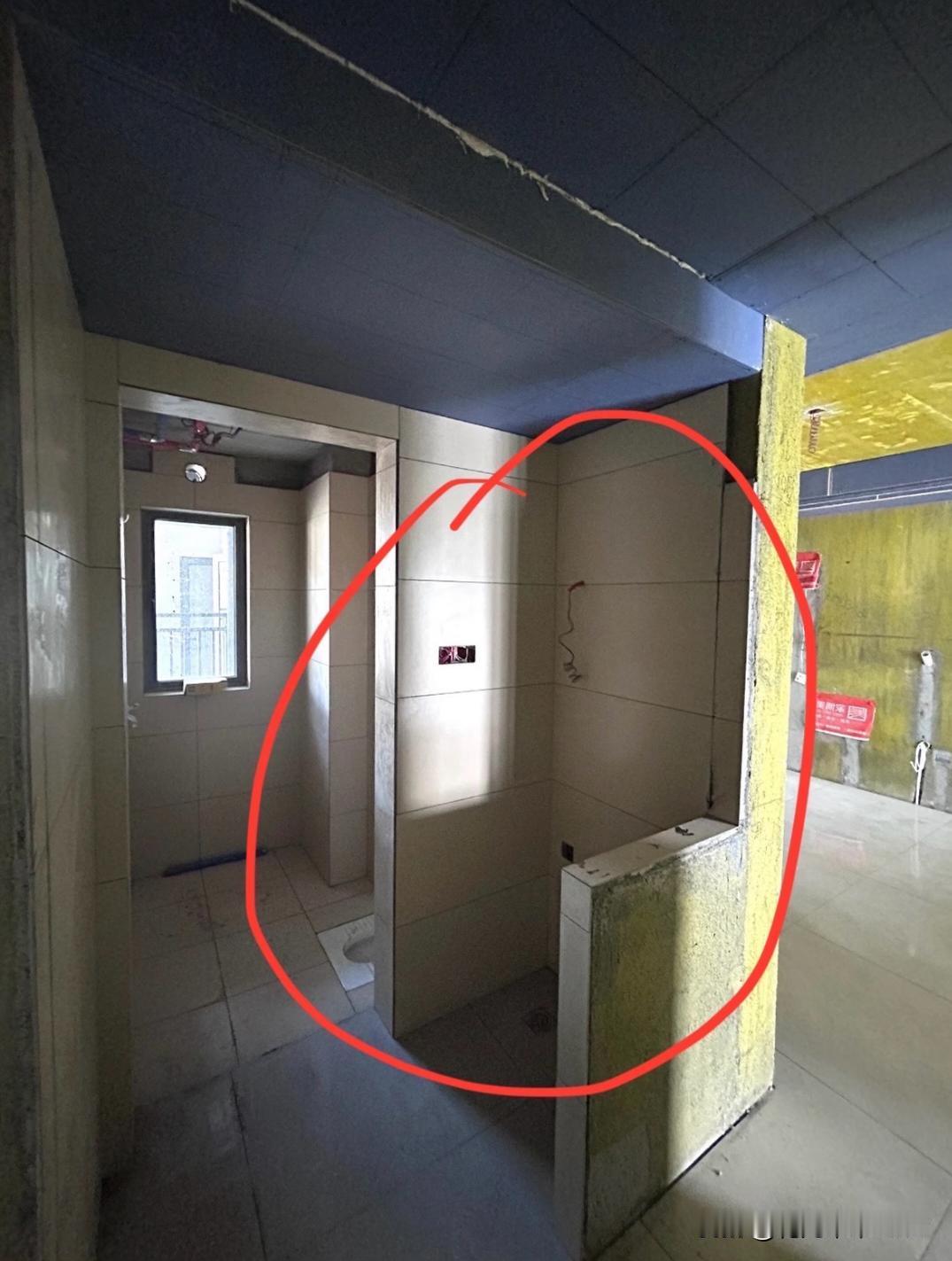 一人一句劝退半墙卫生间！墙已经砌好了，朋友劝我不要做半墙，说他家做出来像公厕，