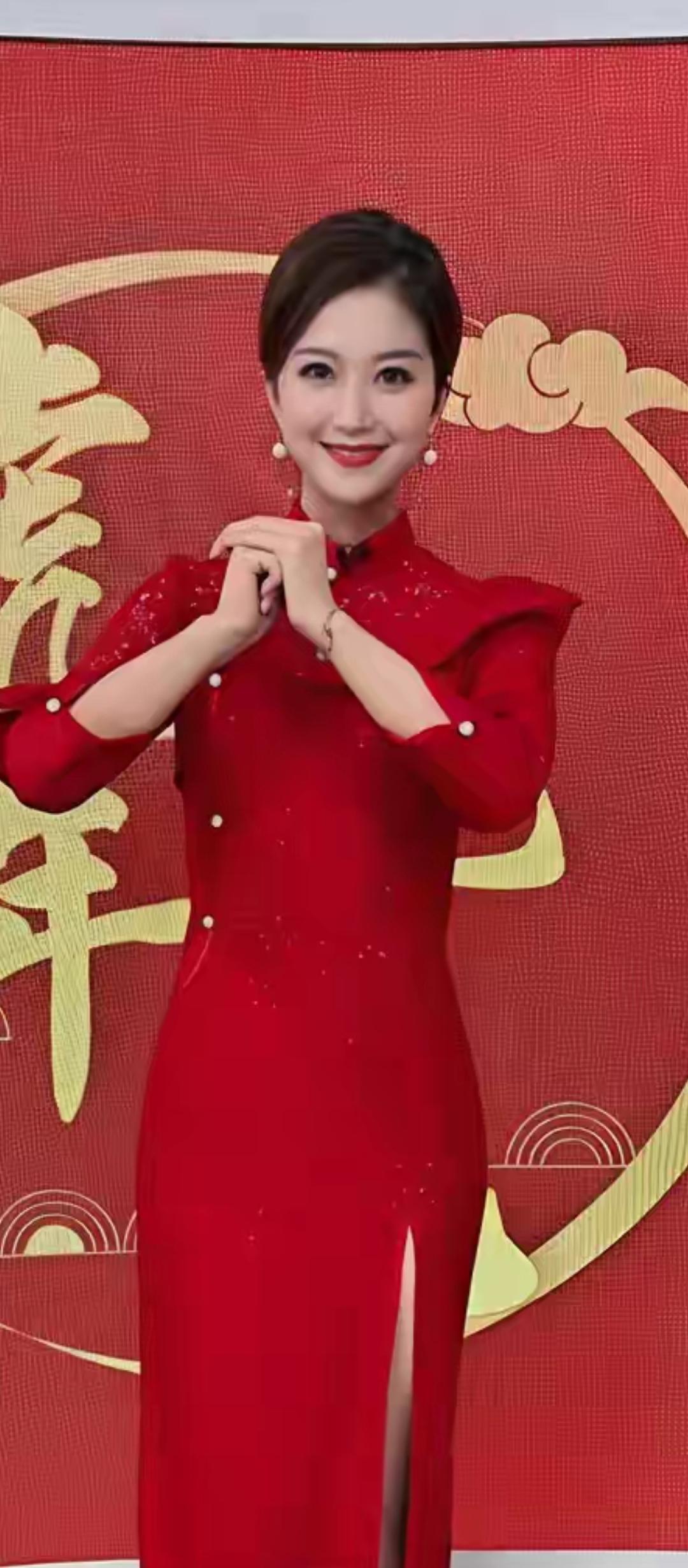 新年快乐！🎉✨穿上一袭红色礼服，迎接新年的到来！💃🏻🎊