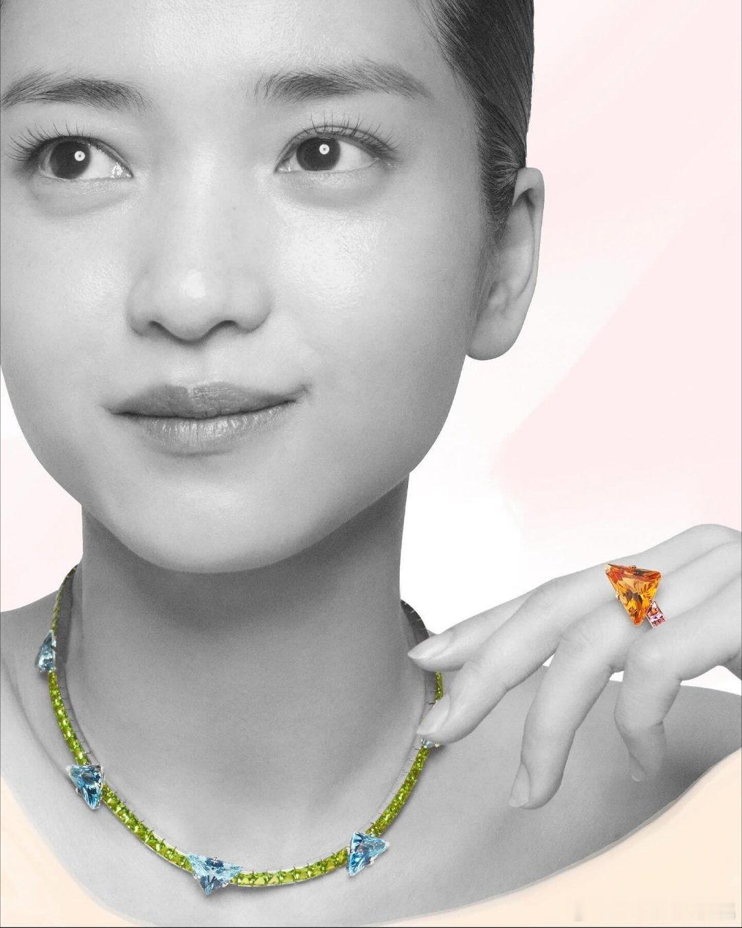 Prada推出全新FineJewelry珠宝系列单色视觉大片分别由演员金泰梨、