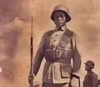 1939年，机枪手曹锡12枚手雷炸死大批日军，弹尽之际，他却发现200米外有挺重