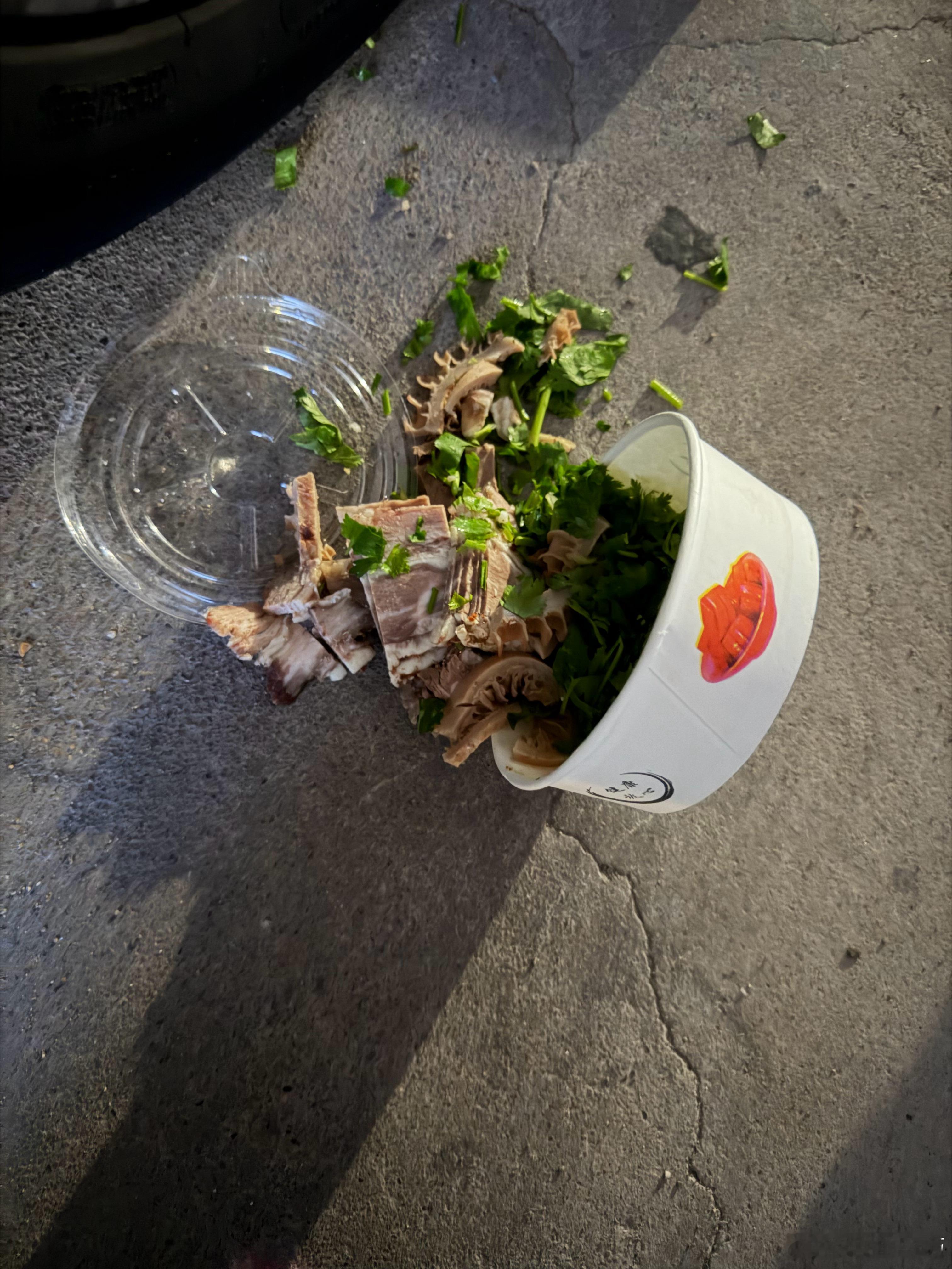 好好吃的牛肉，带回去给老爸尝尝，快到家门口，打翻了