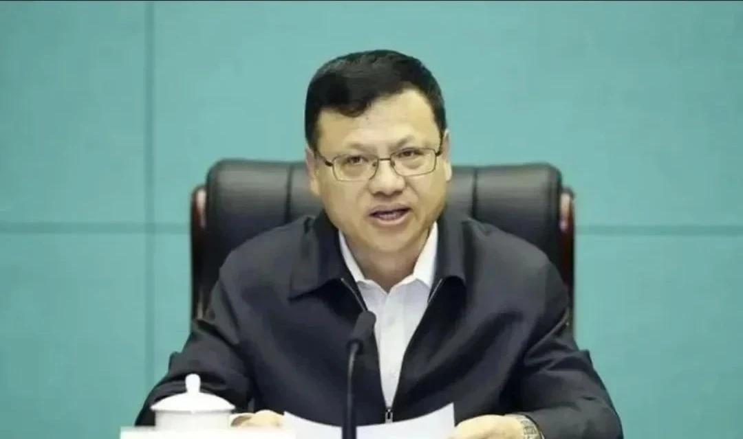 大快人心！一觉醒来，俩大官俩贪官被开除党籍！被查处的贪官大官年年有，今天一觉