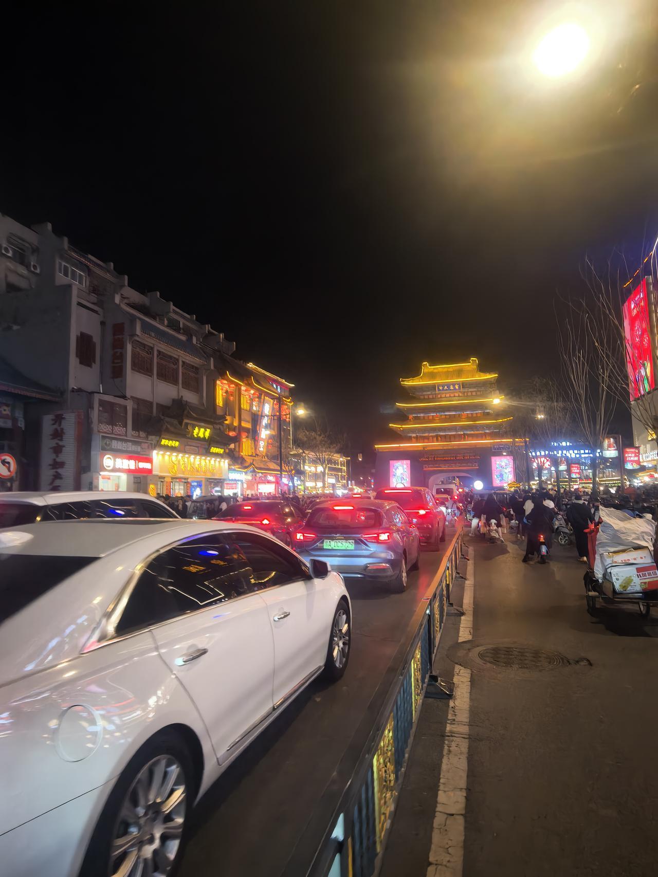 混乱！开封鼓楼夜市这么多年了，为何毫无长进？过年期间，作为著名旅游城市的开封各大