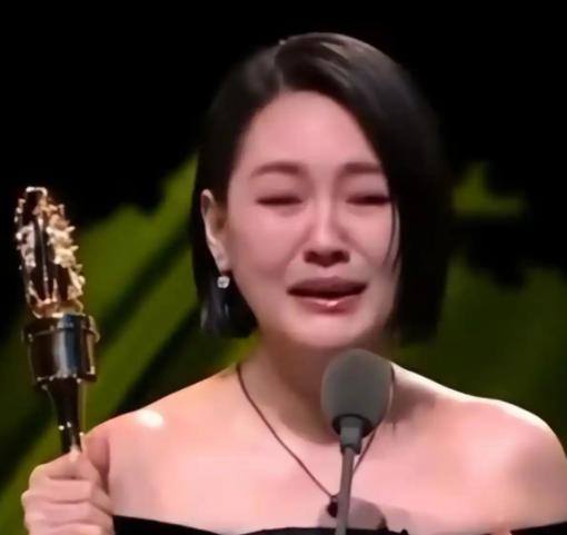 小S金钟奖哽咽告白：奖杯献给天上姐姐，笑着流泪的样子太戳心金钟奖颁奖台的