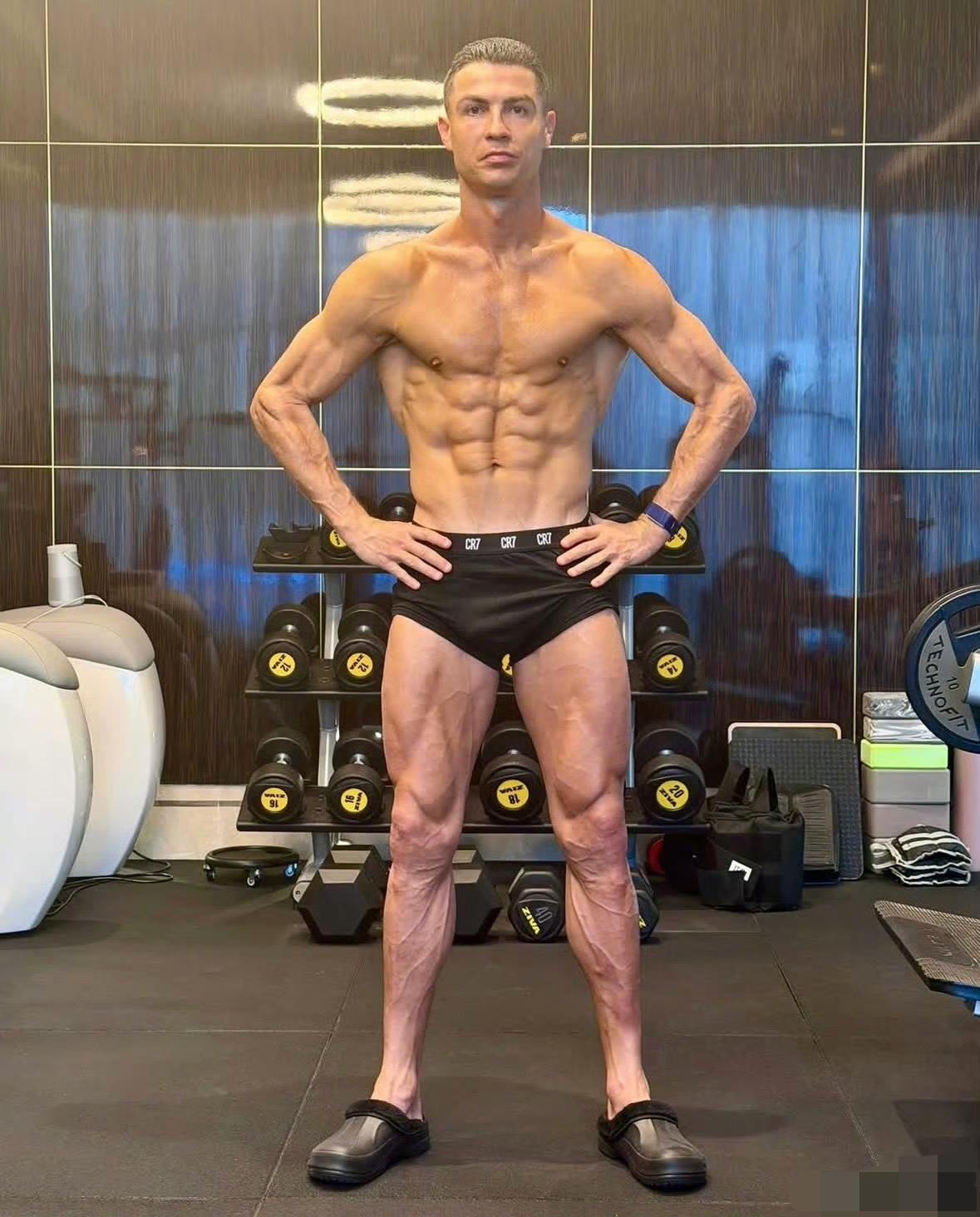 C罗又发照片了。这次是蒸完桑拿后的半裸上身照。肌肉线条像刀刻一样，尤其是腿上凸起