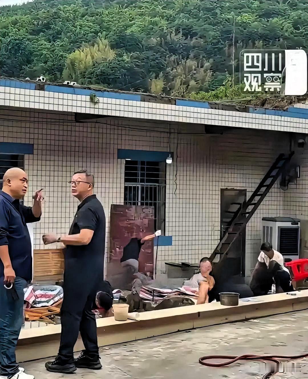 升学宴变葬礼，五死十七伤，看到我背后一阵发凉。有人盯着雨棚积水，有人骂膨胀螺