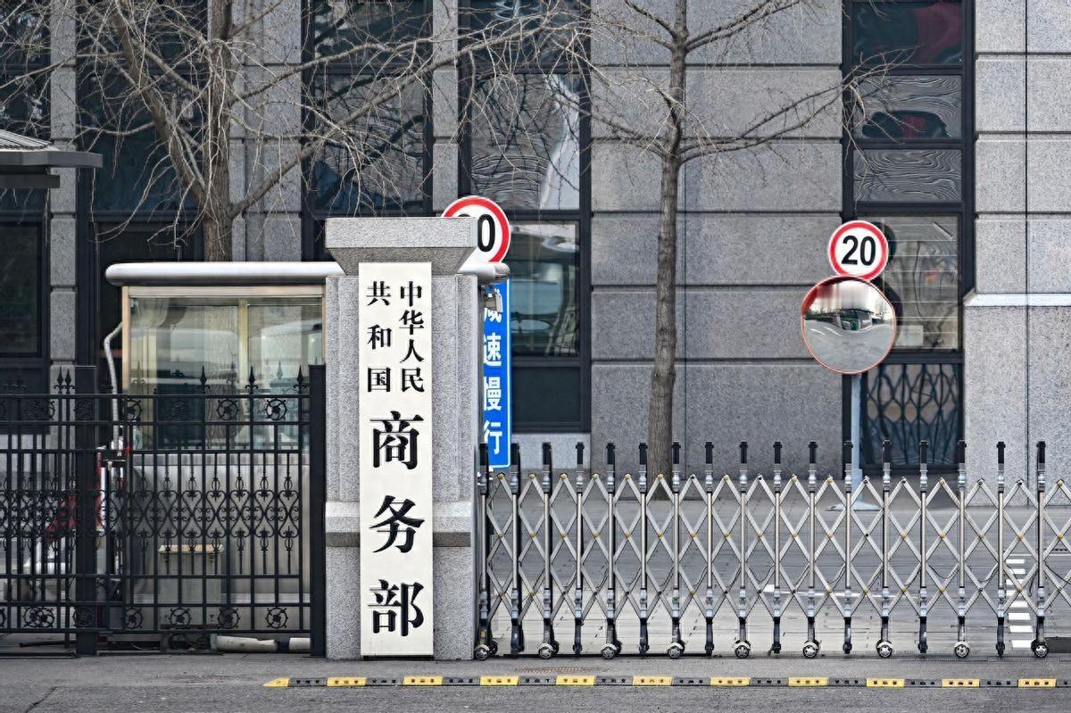 很有意思的是，在中国稀土管制之后，台积电、三星要想给美国代工芯片，必须拿到中国的