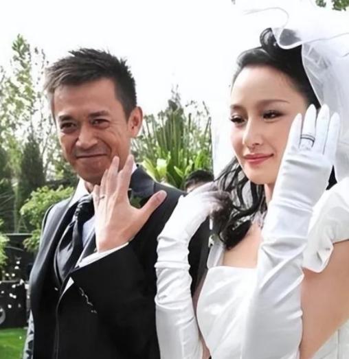 2009年，王学兵娶了美女孙宁，孙宁又买房又办婚宴，结果所有的礼金，却被王学兵的