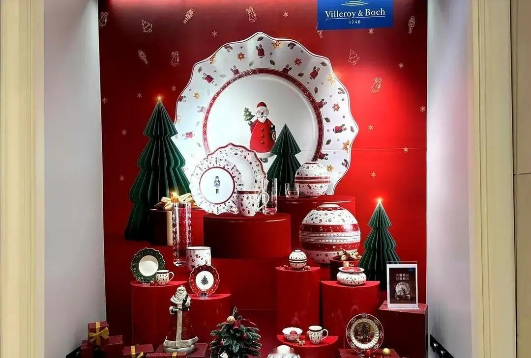 上海不少学校突然通知，圣诞装饰、礼物交换、联欢全叫停，连孩子戴顶红帽子都被提醒。