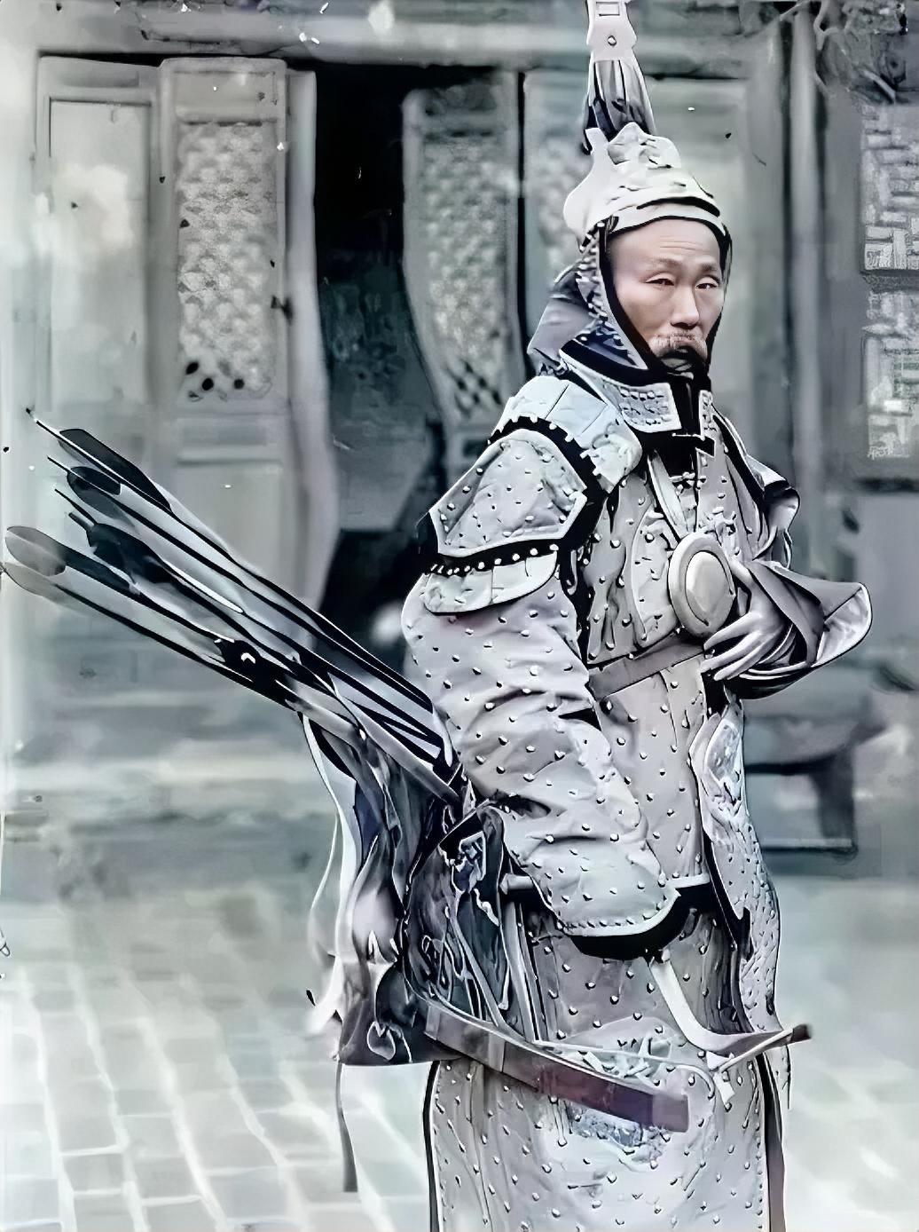 1903年，广西提督苏元春被押送京城将要斩首，他多年的同僚好友纷纷袖手旁观，唯有