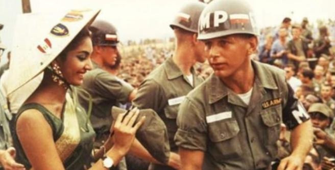 越南战争时，很多美军士兵在战场上没有老婆陪着，于是就找了越南当地的女子陪伴。