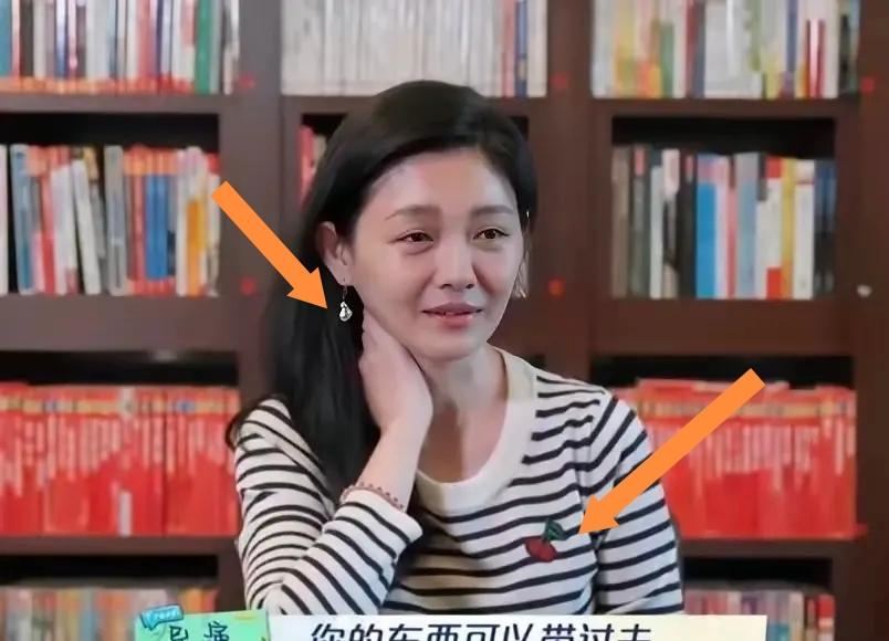 大S生前真的很偏爱黑白横条纹的衣服，就算是上正式采访节目，也穿得特别随性舒服，一