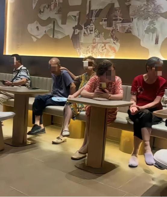 瑞幸门店的空调，似乎从来就不是冲着26度去的，走进不少瑞幸门店，迎面而来的冷风甚