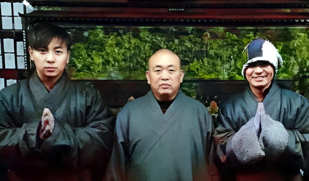 这是少林寺前住持释永信与自己的两位爱徒释小龙与王宝强。释小龙从小就跟随释永信学习