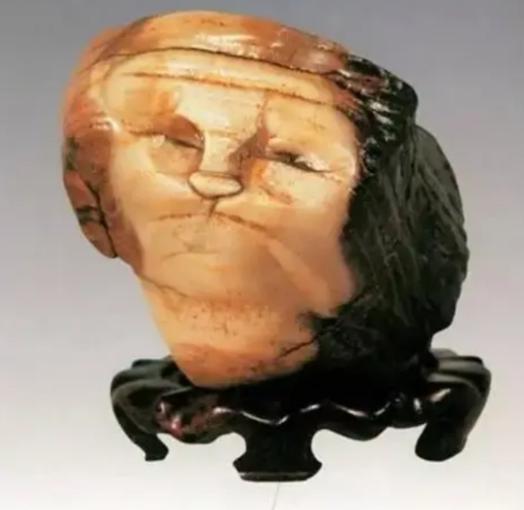 1997年，宁夏小伙在中蒙边境出差时用150元买下一块“人面石”，没想到4年后经