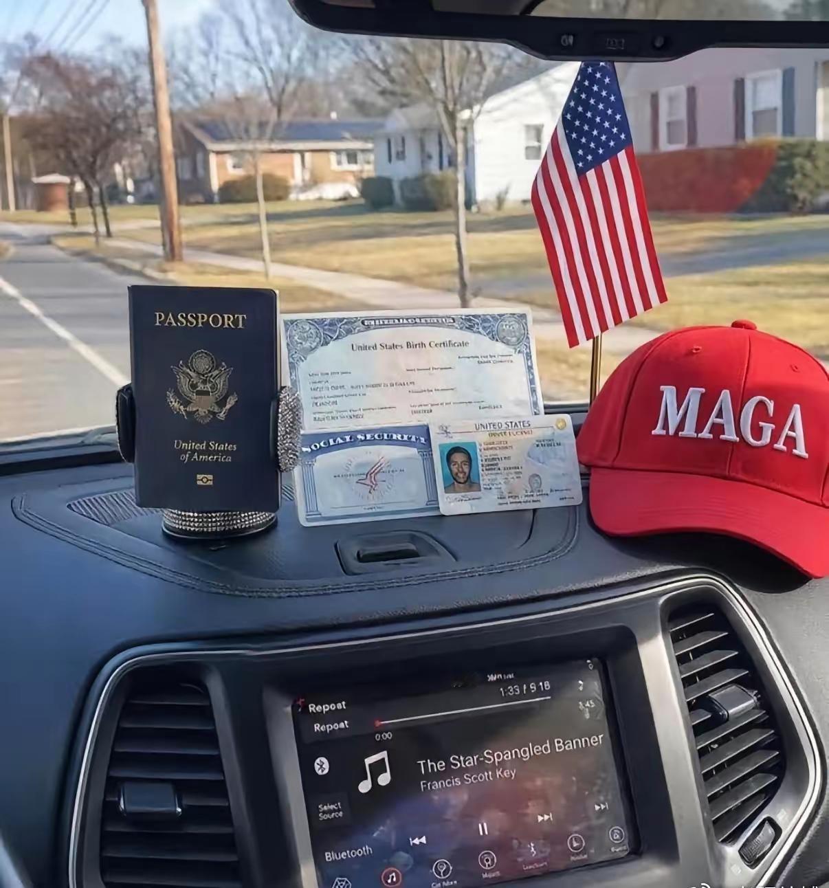 一位美国出生的墨西哥裔美国人说，为了防止被移民局骚扰，他现在每天上班在车上摆着如