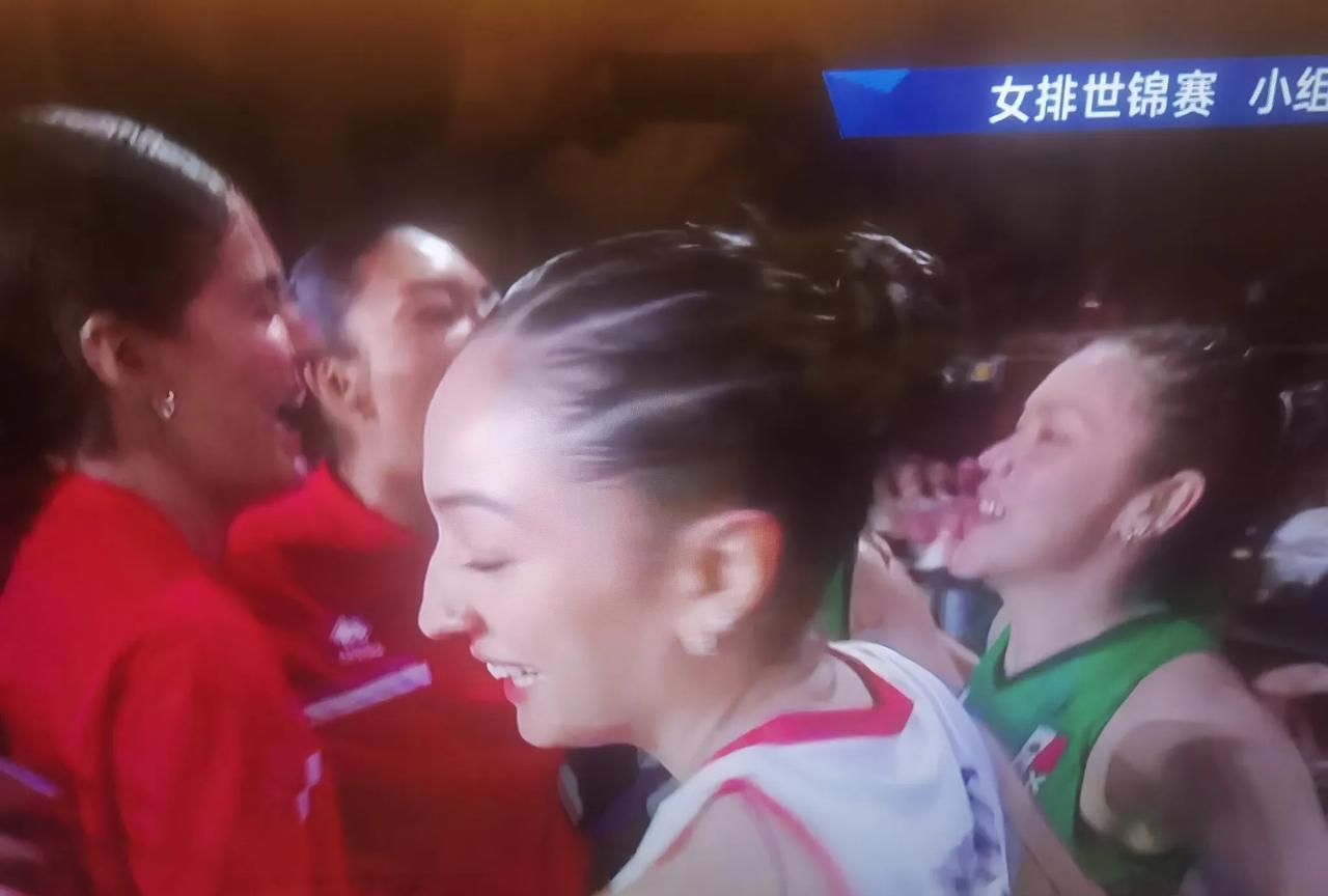 想不到的一幕出现了，墨西哥女排1：0领先中国女排，没想到场上出现了，令人不可思议