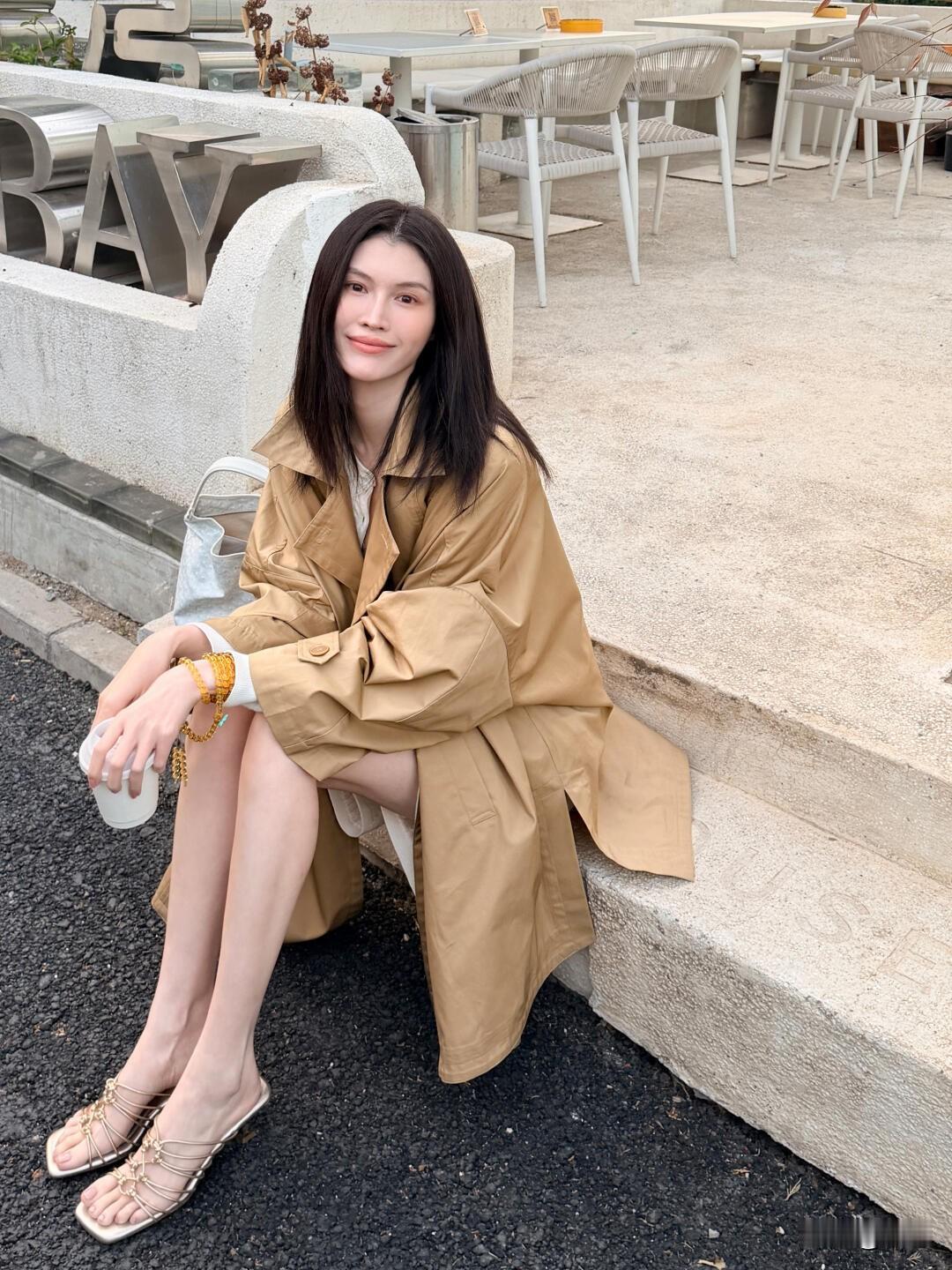 何穗晒春日穿搭，一件风衣解锁N种风格，超模的时尚感太绝了。4月20日，超模