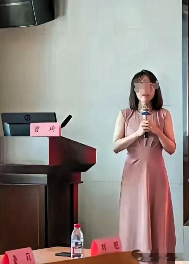 估计是日久生情，毕竟同事在一起相处的时间，比夫妻相处的时间更多！曾医生也是驻颜有