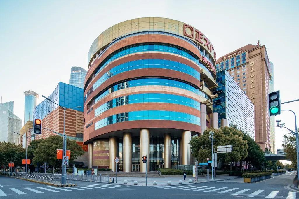 上海陆家嘴的老牌地标正大广场，近几年人气肉眼可见下滑，生意冷清了很多，最大原因就
