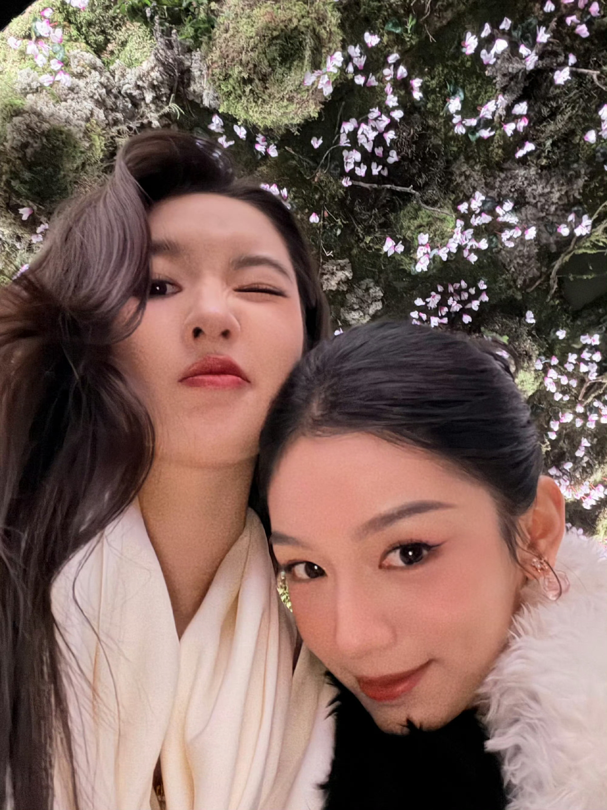 王玉雯周也搞怪合照太可爱了，原来美女都喜欢贴贴吗？