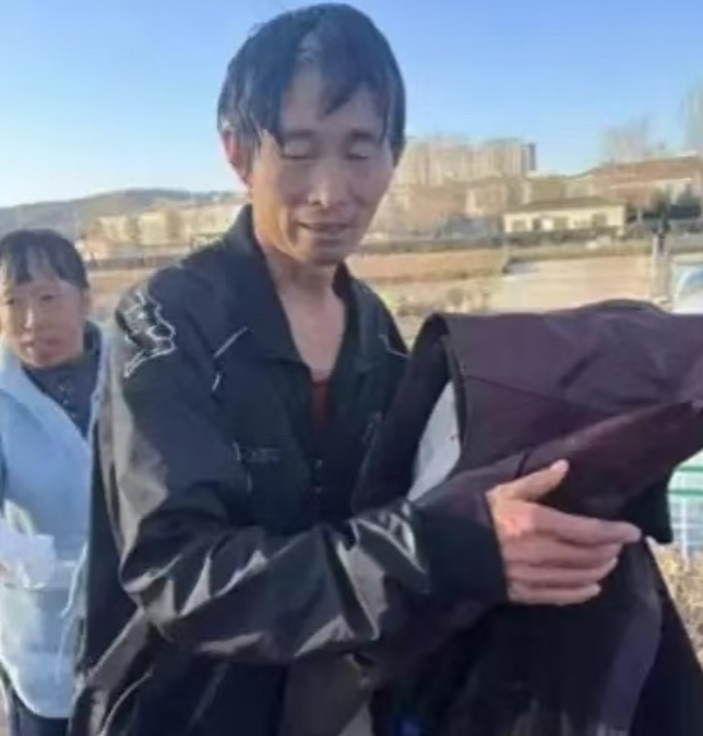 “一命换三命，值了！”2月16日，山西，一名47岁的大叔正在陪妻子和孩子散步。突