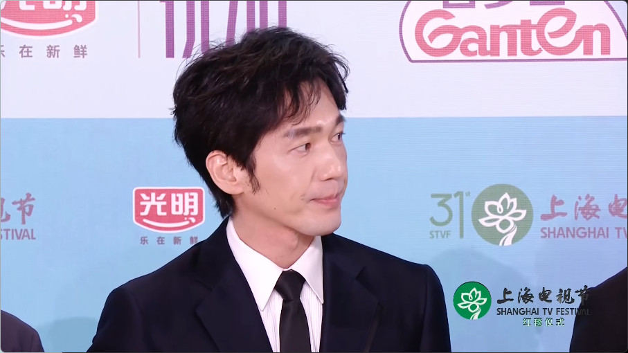 【白宇闪耀白玉兰】白宇背台词的秘诀白玉兰红毯仪式正在进行中，现在向我们走来的是