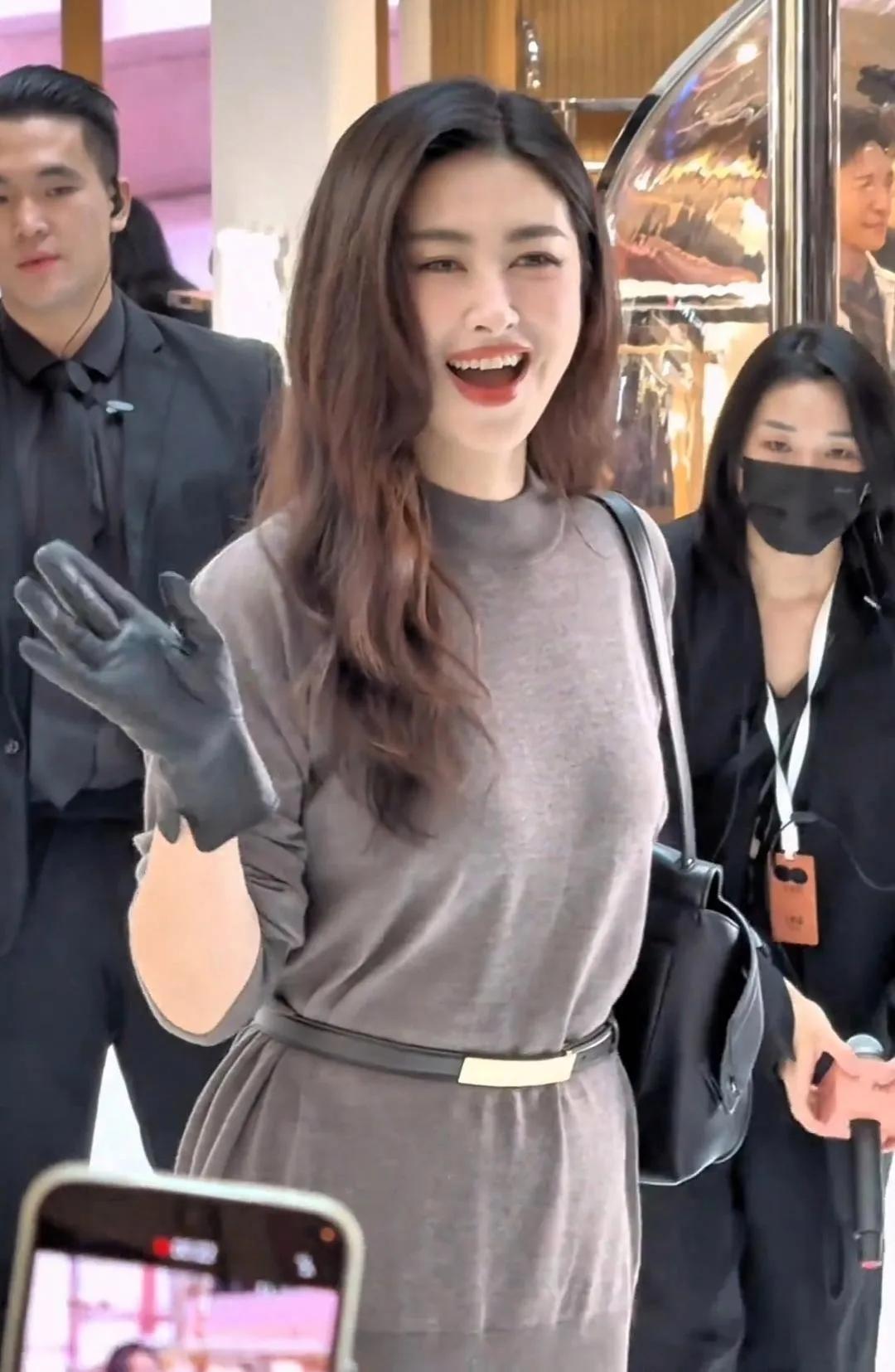 【朱珠澳门偶遇，41岁状态杀疯了！】灰调针织+黑手套，知性松弛又精致，身材线条