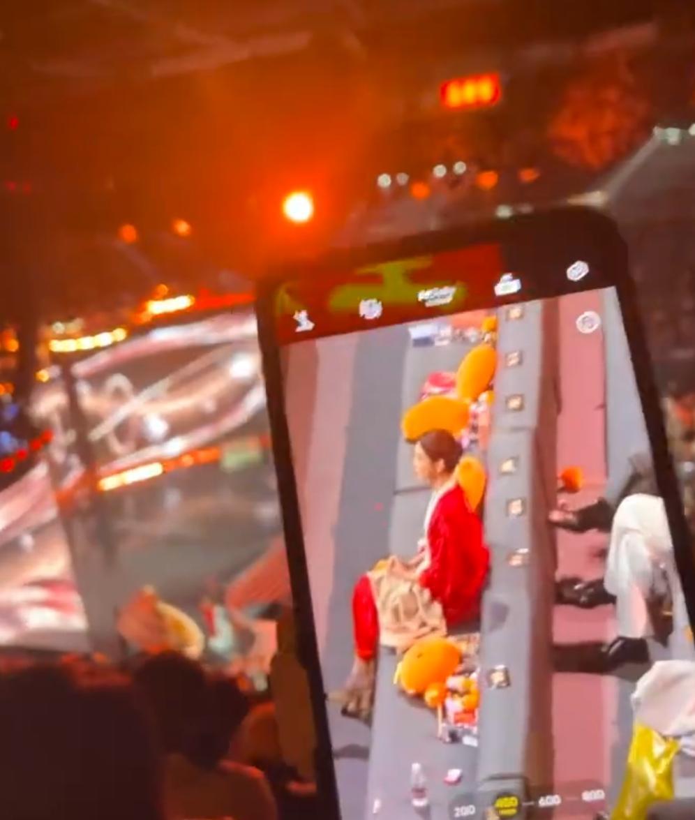 微博之夜现场观众大喊退票！退票原因依旧是三人座位两人座位的问题，很多粉丝天南海