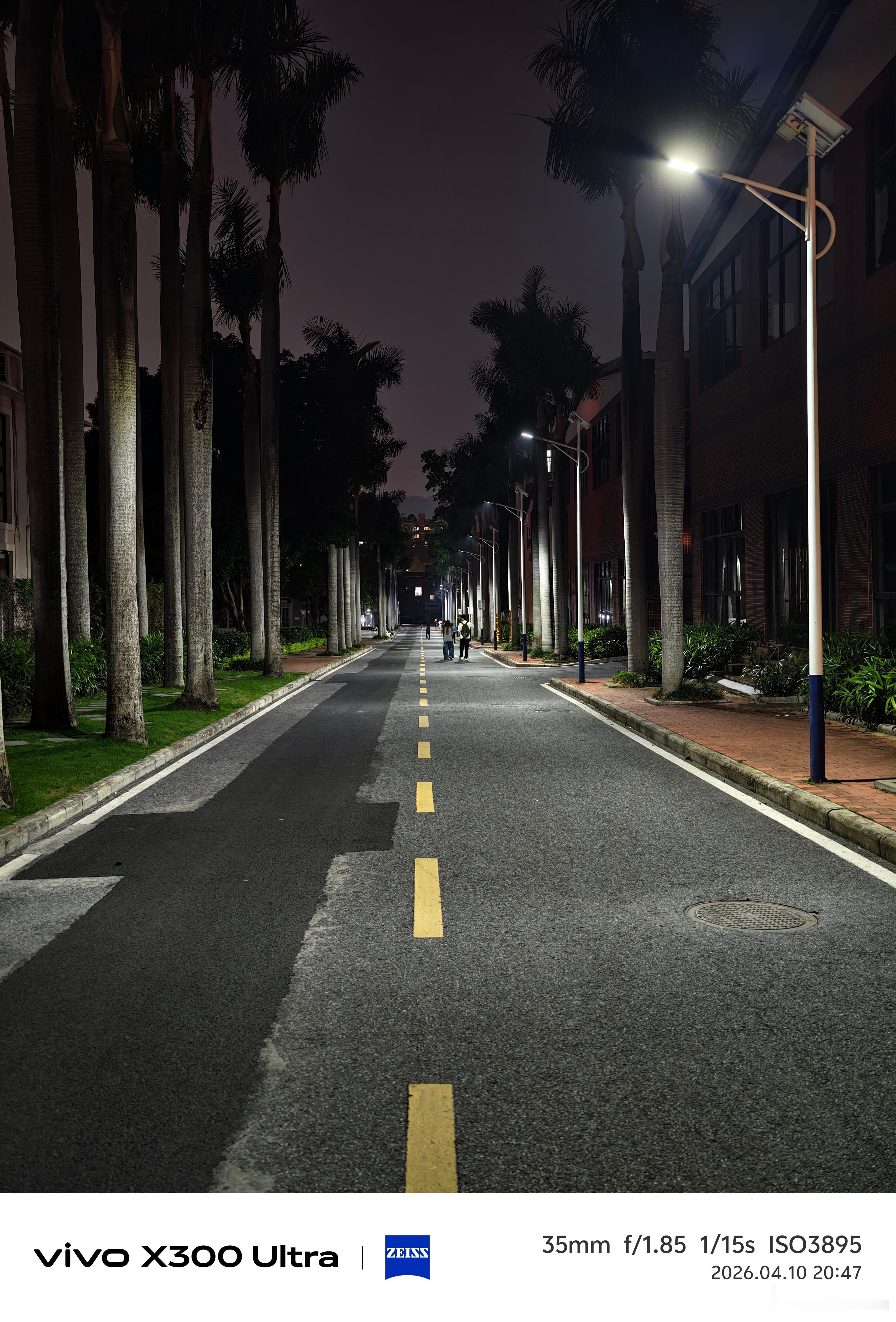 这是vivoX300Ultra的夜景实拍样张这表现，如何？🤔满分10分，你
