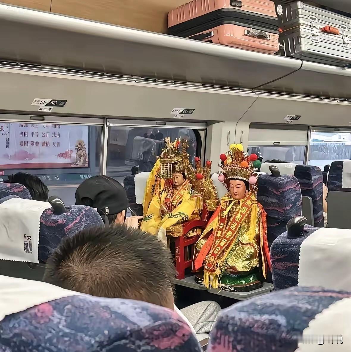 买到这节车厢的人，根本不存在有小孩吵闹、踢座椅靠背的情况，别说小孩子了，连家长都