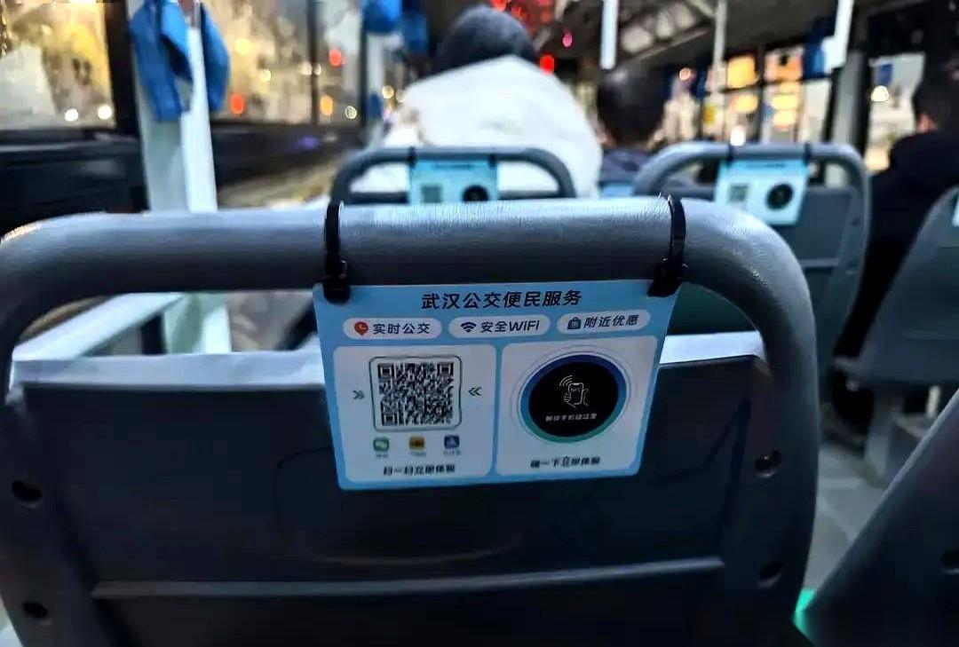 最后一班车，提前一小时收了。就这么一张通知，轻飘飘的。理由是“节能降耗”。