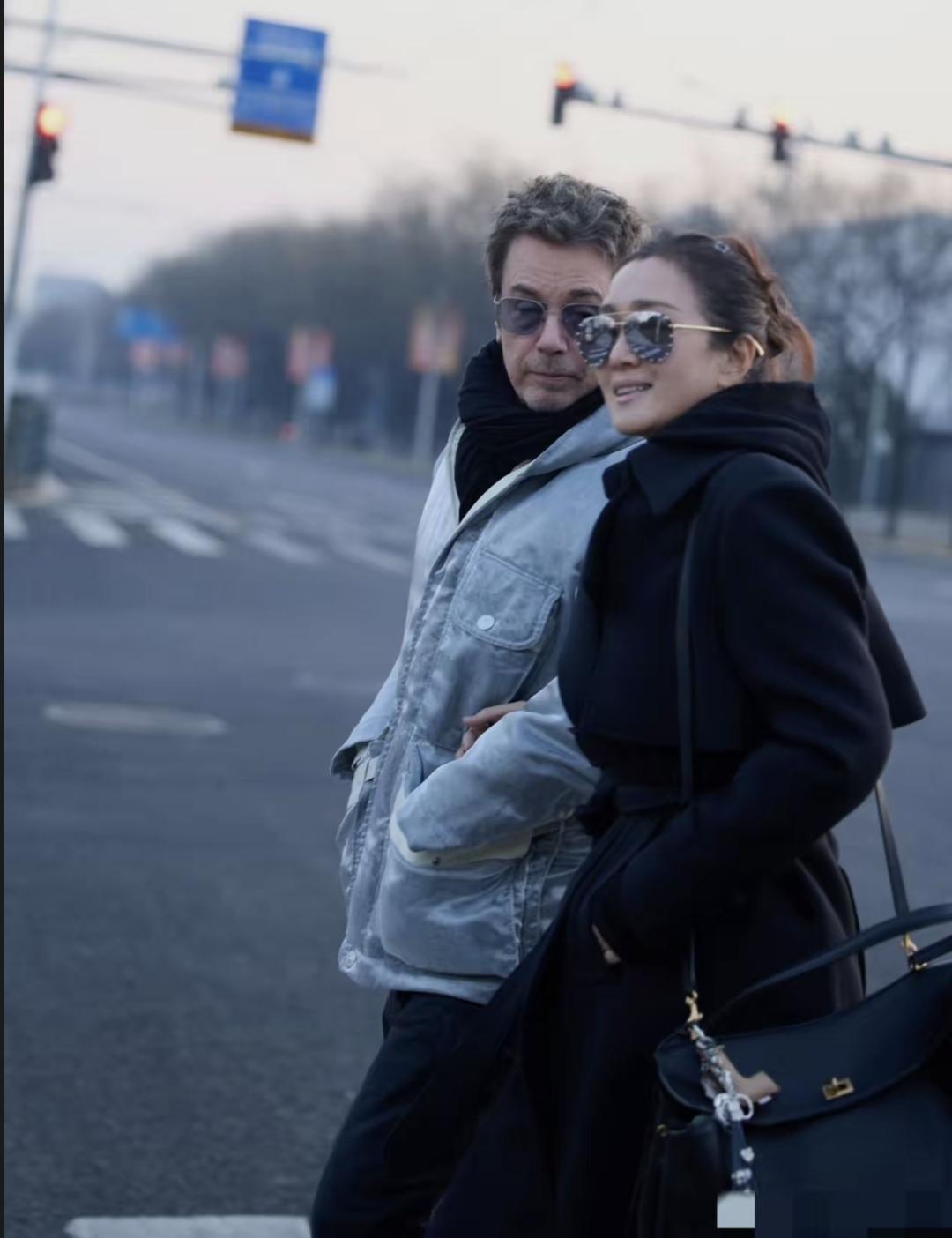 巩俐和比她大17岁的法国丈夫最近在北京胡同里走路。两人没孩子，老头都快80了，身